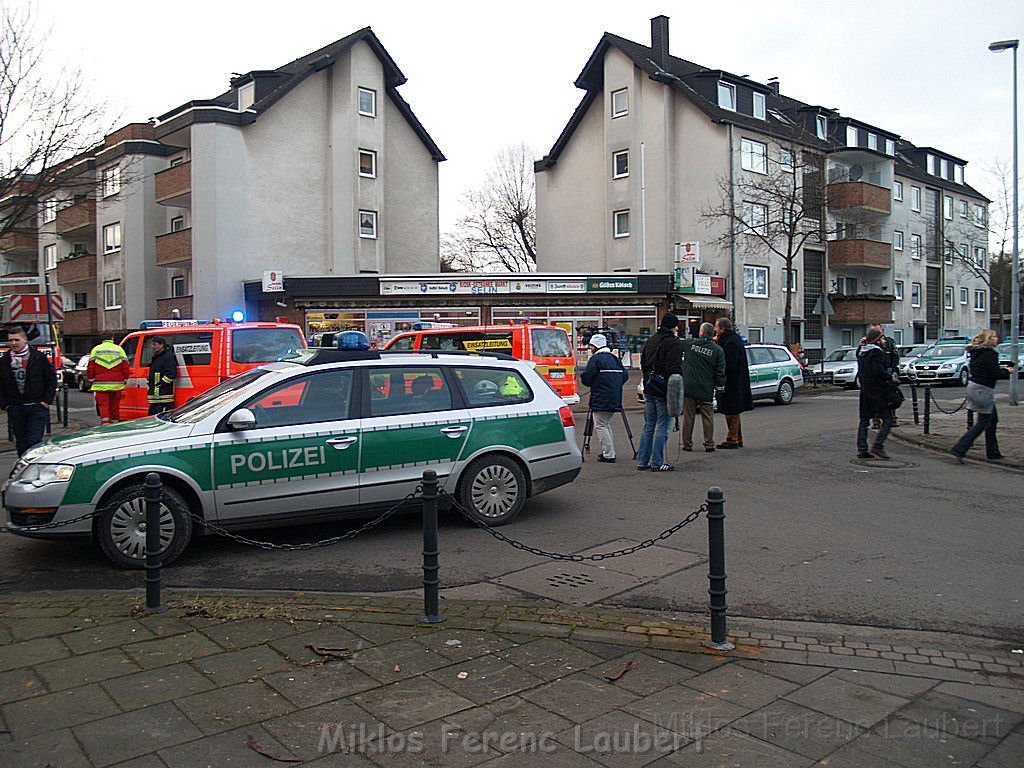 Einsatz Feuerwehr SEK Polizei Koeln Nippes Merheimerstr P131.JPG